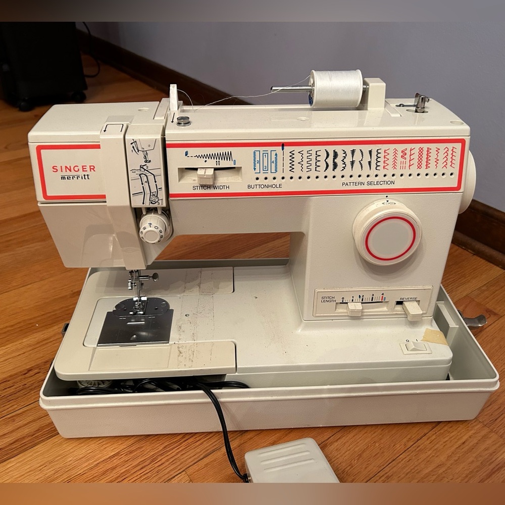 Sewing machine - Picture 3 of 7